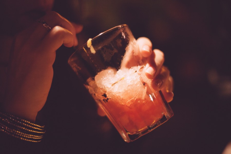 una persona, tomando, bebida, beber, driend, hielo, frio, interior, bar, noche, nightime, vaso, cocktail, 