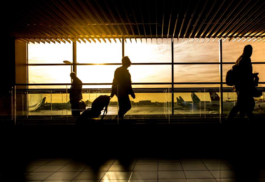 silueta, aeropuerto, viajar, puesta de sol, para caminar, gente, negocio, terminal, salida, pasajero, ventana, avión, transporte, equipaje, turista, viaje, multitud, grupo, salón, internacional, vuelo, mujer, moderno, transporte, prisa, estación, vacaciones, persona, hombres, espalda, reflexión, ocupación, aerolínea, viaje, viajero, concepto, llegada, de, vaso, hombre, fiesta, amanecer, edificio, iluminado, profesional, portón, corporativo, arquitectura, mujeres empresarias, empresarios
