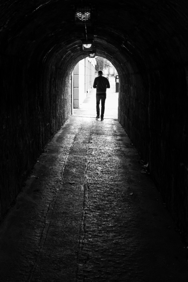 35 mm, blanco y negro, blanco y negro, sincero, dublín, europa, irlanda, luz, hombre, foto, fotografía, sombra, sony, calle, túnel, urbano, caminar, una persona, hombre, 