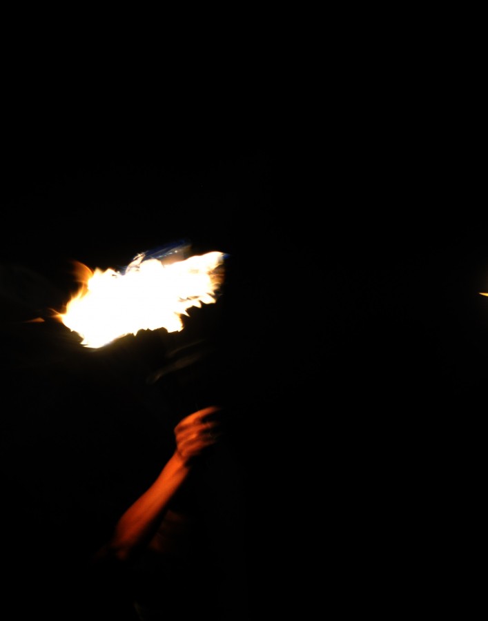 concepto, fuego, manos, calor, antorcha, llevar, luz, iluminar, iluminacion, fondo negro, oscuro, oscuridad, olimpiada, una persona, levantar, 