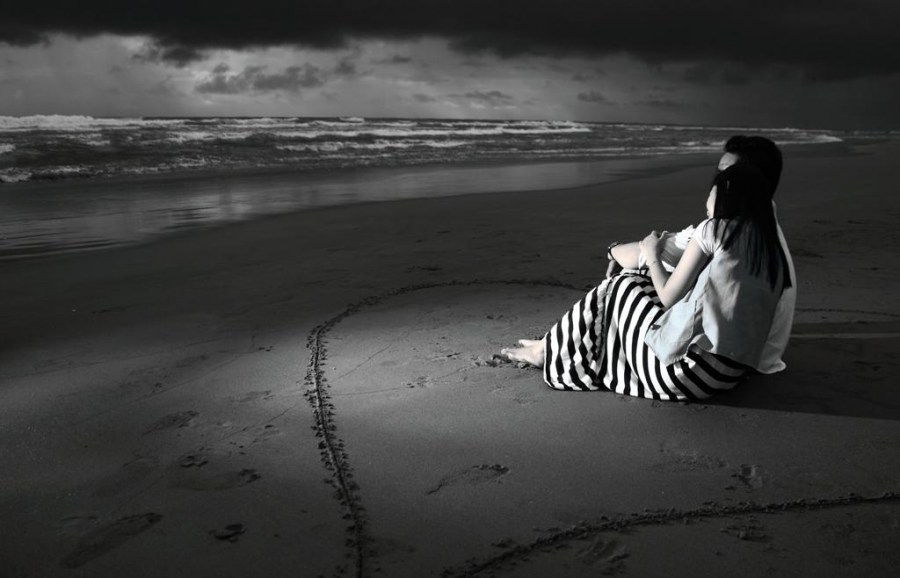 pareja, adulto,adultos, atardecer, playa, amor, abrazo, sentados, sentado, abrazados, dos personas, hombre, mujer, vacaciones,