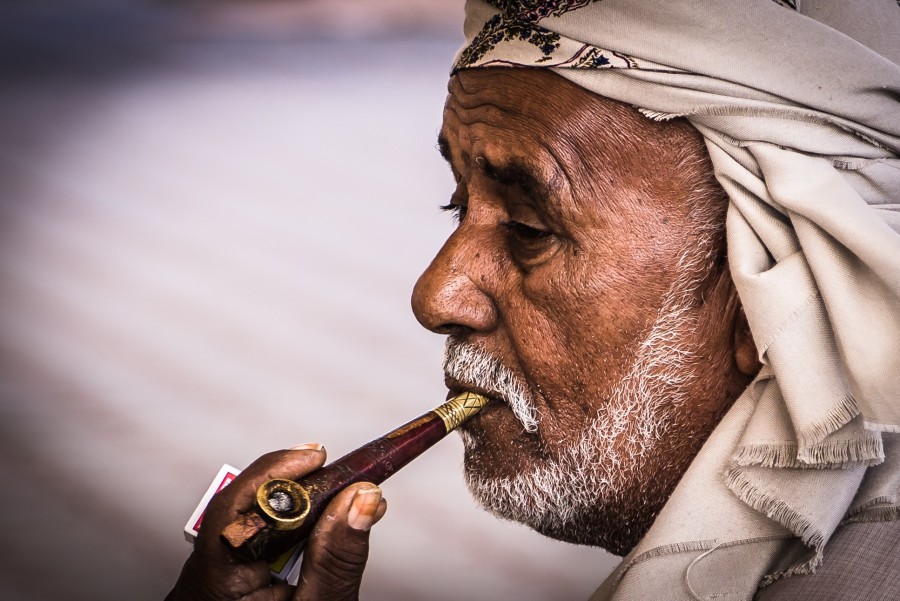 hombre,adulto,rostro,oriental,arabe,hindu,islam,anciano,adulto mayor,retrato,pipa,fumar,fumando,