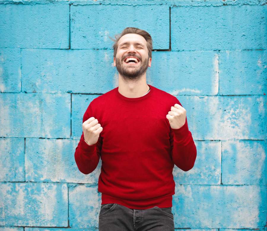 masculino, hombre, victoria, hermoso, joven, chico, éxito, casual, retrato, adulto, caucásico, feliz, fondo, persona, gesto, ganador, celebrando, emocionado, celebración, estudio, celebrar, atractivo, puño, gente, triunfo, positivo, felicidad, ganar, negocio, blanco, logro, alegre, empresario, profesional, alegre, gritando, brazos, alegría, sonreír, puños, obrero, interior, campeón, asombrado, exitoso, jersey
