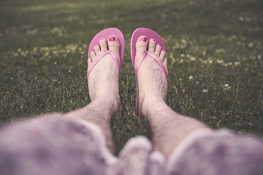 gay, homesexualidad, pies, pedicuria, ojotas, rosa, cesped, acostado, vestido, homosexual, transexual, transvestido, travesti, orgullo gay, piernas, bello, parte del cuerpo, hombre, femenino, uñas pintadas, uñas de los pies, transgénero 