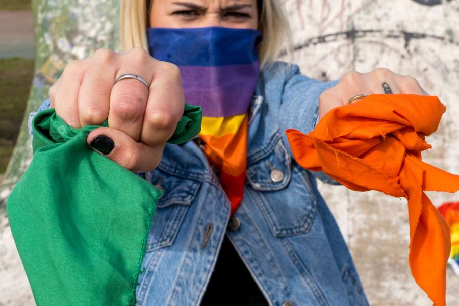 bandera, bisexual, celebración, color, colorido, comunidad, pareja, igualdad, hembra, bandera, libertad, gay, verde, feliz, homosexual, homosexualidad, aislado, lesbiana, lgbt, lgbtq, vida, estilo de vida, amor, naranja, desfile, paz, gente, orgullo, arco iris, rojo, derechos, sexo, sexual, letrero, símbolo, tolerancia, transgénero, transexual, mujer, mujer, amarillo, aislamiento social, joven, pañuelo verde, 
