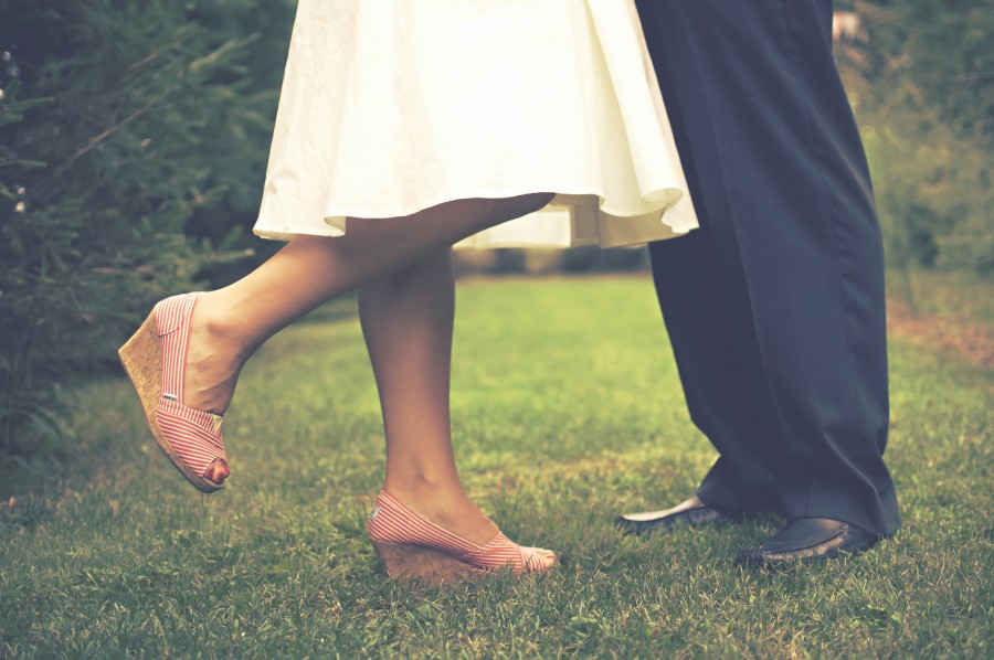 pareja, amor, recien casados, casamiento, novia, novio, zapatos, exterior, dia, joven, adultos, concepto, dos personas, 