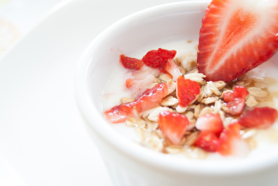 desayuno, frutilla, frutillas, frutas, granola, yogurt, taza, plata, fondo blanco, cereal, cereales, 