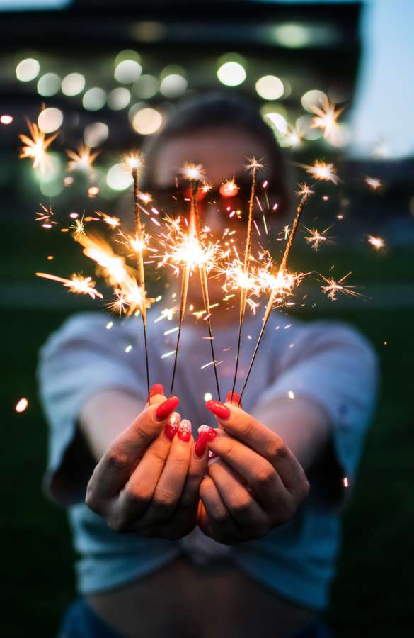 Bengala, Mano, Uñas rojas, Fuegos artificiales, Celebrar, Chispa, Fuego, Luz, Bokeh, Increíble, Estados Unidos, América, uñas