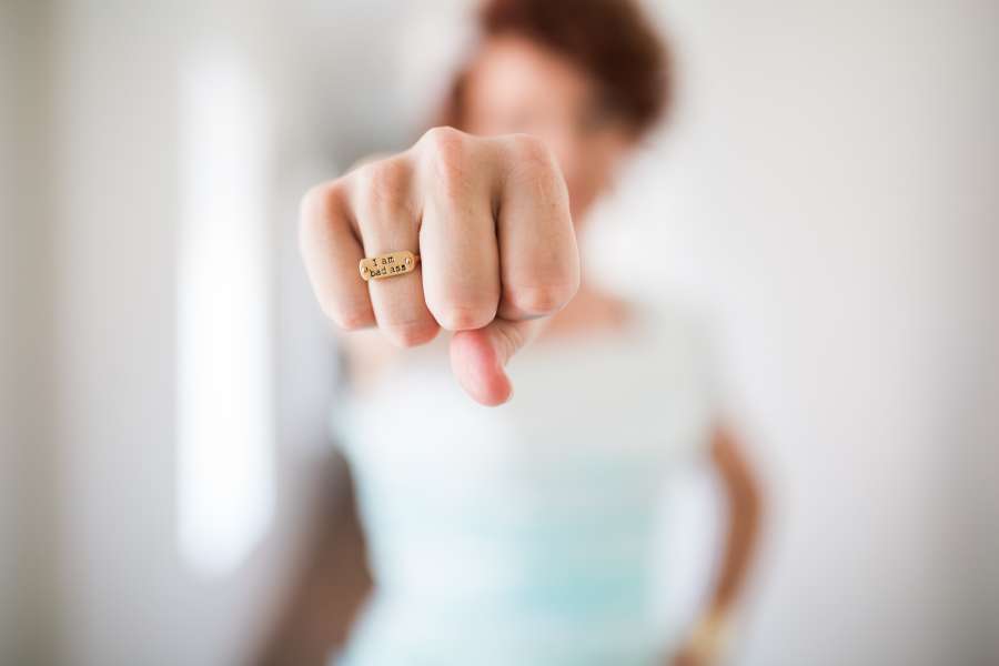 mujer, joven, concepto, puño, mostrar, foco selectivo, manos, fuerza, poder, golpe, anillo, mostrar, choque, girl power, 