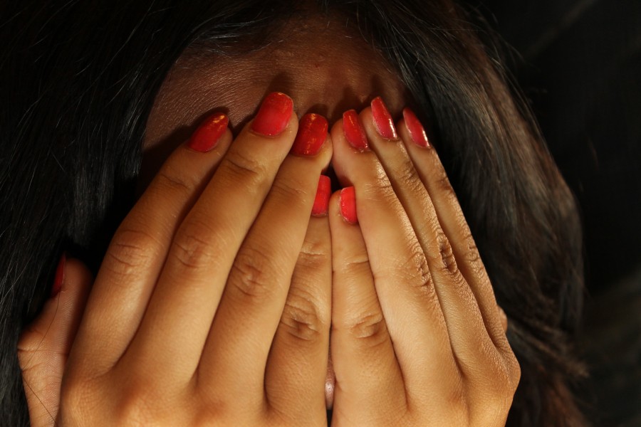 una persona, gente, mujer, manos, miedo, gesto, terror, angustia, susto, 