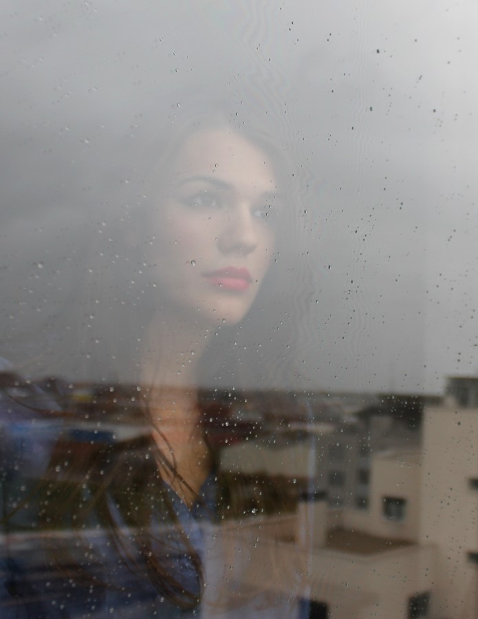 mujer, reflejo, ventana, una persona, gente, joven, lluvia, lluvioso, dia, gotas, belleza, 20 años, tristeza, triste, melancolia, melancolico, corazon roto
