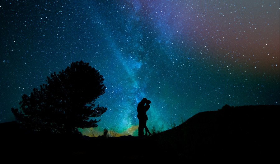 pareja, aire libre, exterior, silueta, universo, amor, abrazo, cielo, estrellas, via lactea, ilustracion, estrellado, noche, nocturno, beso, besandose, 