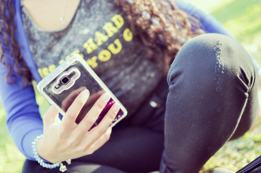 mujer, joven, 20-25 años, celular, smarpthone, móvil, tecnología, manos, mano mensaje, escribiendo, funda, carcasa, parte trasera, brillos