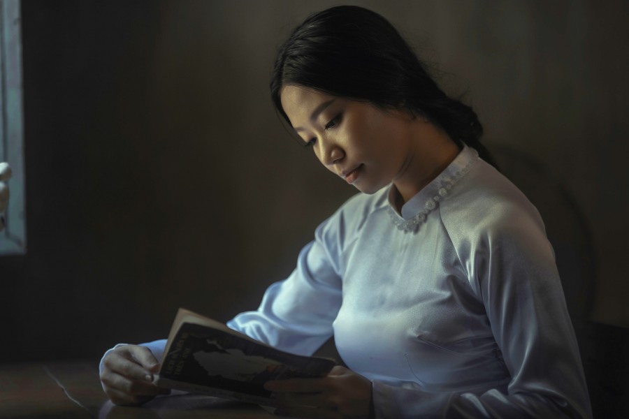 una persona, gente, mujer, joven, 30 años, lectura, leer, libro, 