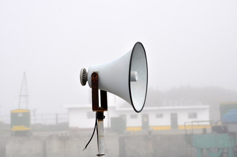 Megfono, Ruido, Usar la voz, Un slo objeto, Aislado, Fondo blanco, Sonido, 