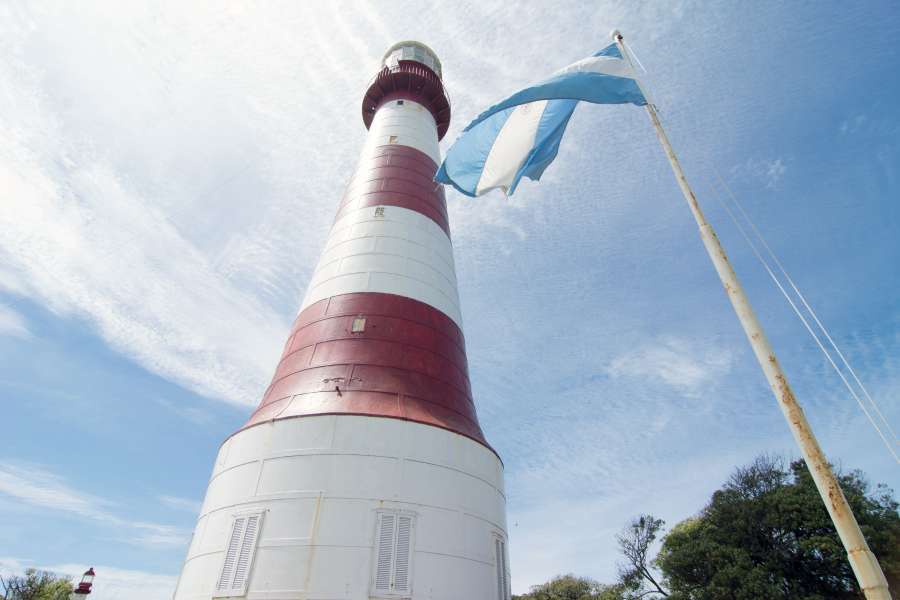 Punta Mogotes, Faro, Mar del Plata, Ciudad, Costa, Orilla, Buenos Aires, Provincia, Argentina, América Latina, Arquitectura, Al aire libre, Punto de referencia, Lugar famoso, Verano, Día, turismo, viajes, torre, hermoso, litoral, navegar, estación, paisaje, mirador, bandera,
