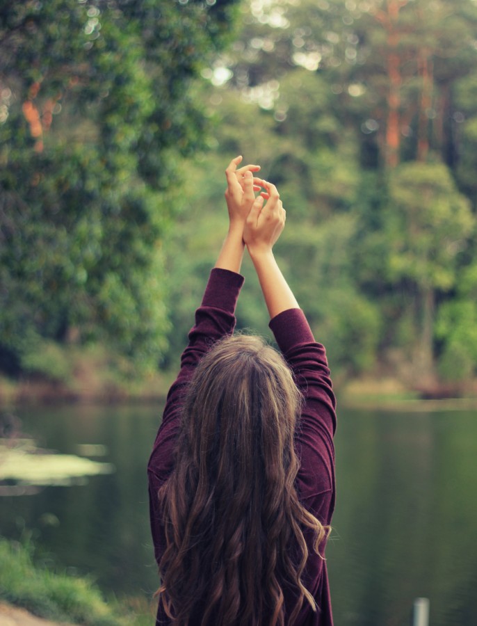 mujer, adulto, lago, rio, bosque, exterior, naturaleza, relax, libertad, vacaciones, viaje, manos arriba, concepto, 