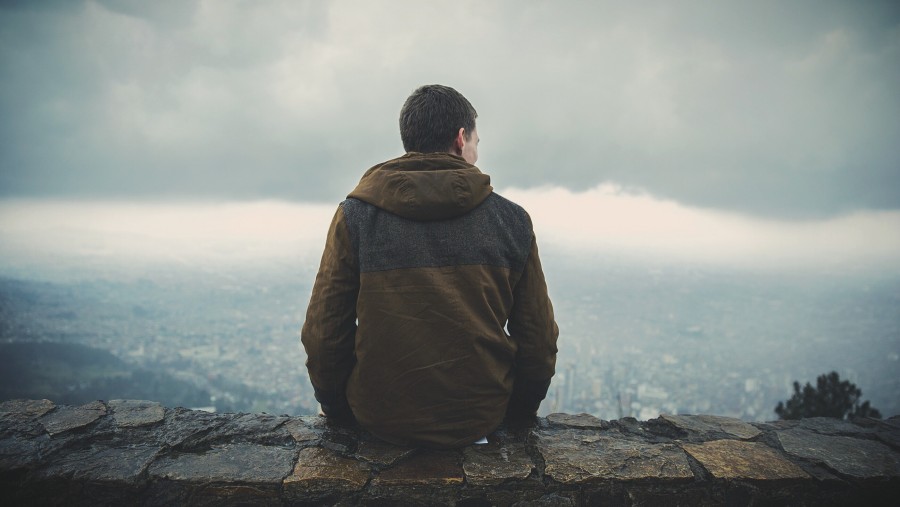una persona, gente, hombre, mirando, horizonte, paisaje, joven, adulto, corniza, vacaciones, viajar, viaje, mirador, 