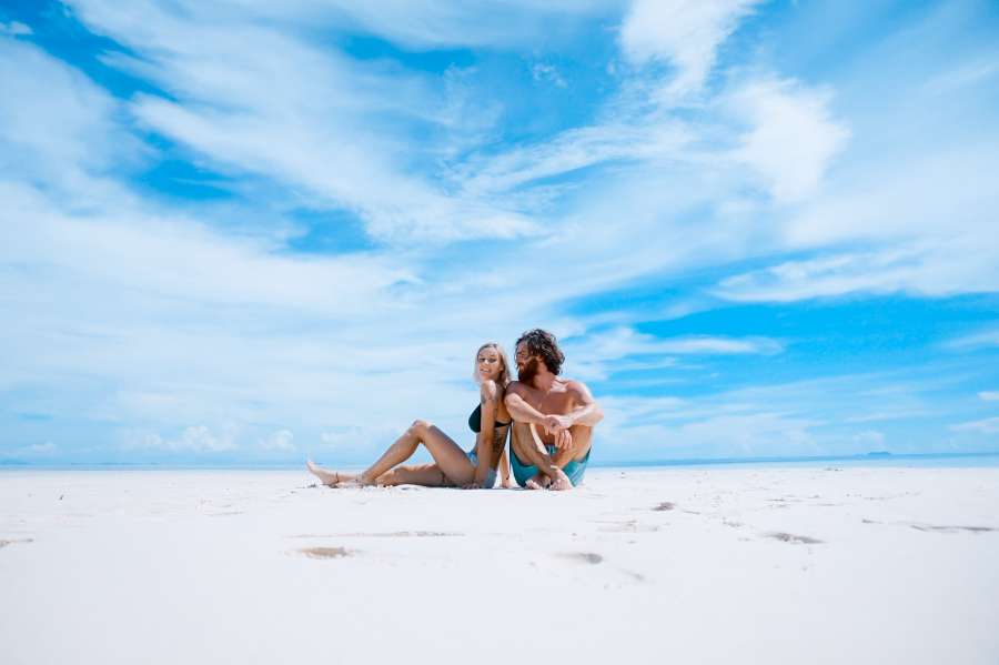 pareja, amor, vacaciones, viaje, tropical, arena, playa, blanco, dos personas, dia, exterior, caribe, verano, calor, joven, relax, tranquilidad, descanso, 