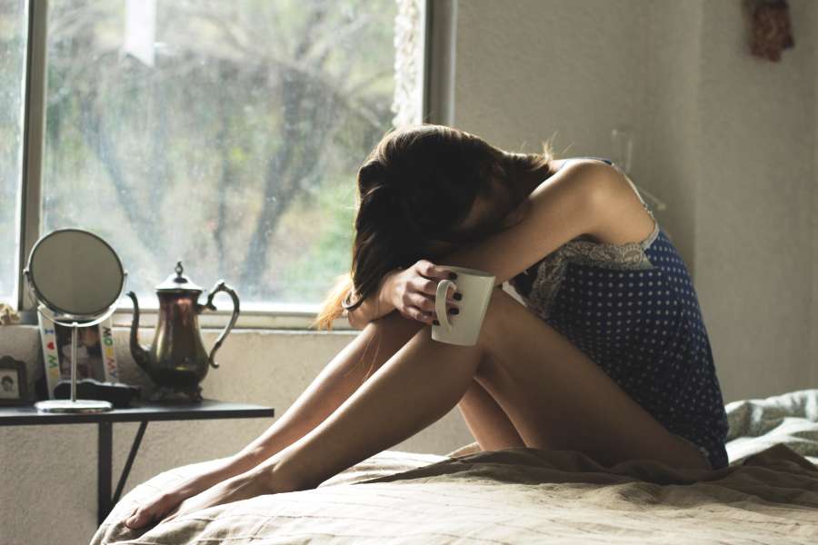 Mujer, Cama, Hojas, Bebida, Café, Taza, Solo, Llorar, Frialdad, Momento, Momento triste, corazón roto, amor triste