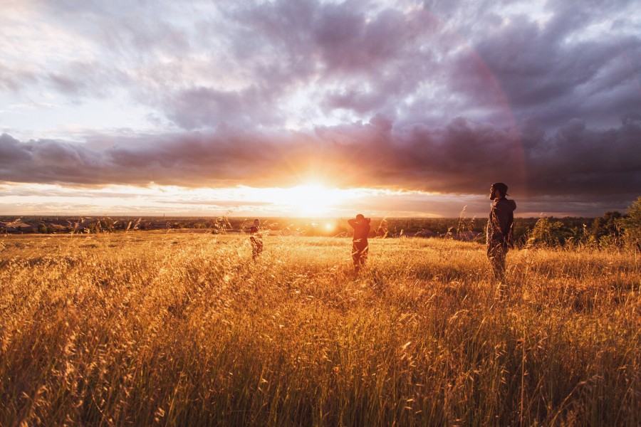 gente, joven, adulto, adultos, campo, aire libre, exterior, naturaleza, atardecer, paisaje, puesta de sol, libertad, concepto, 