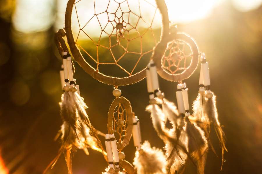símbolo, tribal, indio, nativo, atrapasueños, americano, atrapasueños, artesanía, receptor, protección, missanga, ornamento, mística, suerte, plumas, pluma, desierto, horizonte, naranja, viajar, estados unidos, magia, paisaje, indígena, captura sueño, redondo, mágico, cultura, folk, colgante, círculo, hierro, atrapasueños, marrón, arriba, tradición, hecho a mano, decoración, nativo americano, espíritus, ritual, piedra, viajero, utah, mercado, turístico, arena, valle, tienda, comercio, occidental, antiguo, recuerdo, hito, oeste, montaña, nosotros, cielo, viejo, árido, arizona, unido, nacional, reserva, américa, parque, recuerdo, naturaleza, famoso, turista, roca, monumento, turismo, artesanía, geología, arenisca, estados, artesanía, hermosa