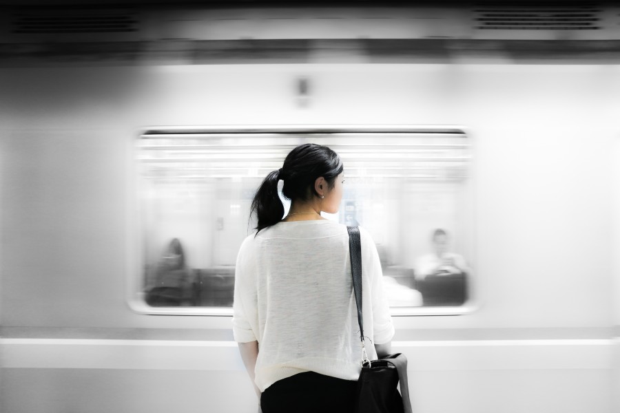 una persona, gente, mujer, asia, asiatica, asiatico, japon, tren, subte, transporte, joven, vista de atras, blanco, moderno, 