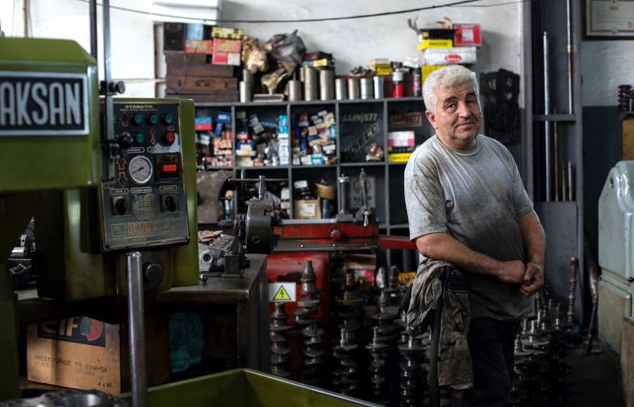 mecanico, tecnico, obrero, reparar, trabajo, trabajo, vehículo, mecánico, taller, hombre, automóvil, mantenimiento, garaje, auto, coche, servicio, macho, uniforme, motor, automotriz, reparador, ocupación, gente, persona, tienda, profesional, herramienta, arreglar, inspección, transporte, comprobar, equipo, transporte, caucásico, industria, adulto, en pie, llave inglesa, retrato, sonreír, fondo, industrial, joven, capucha, motor, ingeniero, seguridad, profesión, mano, negocio
