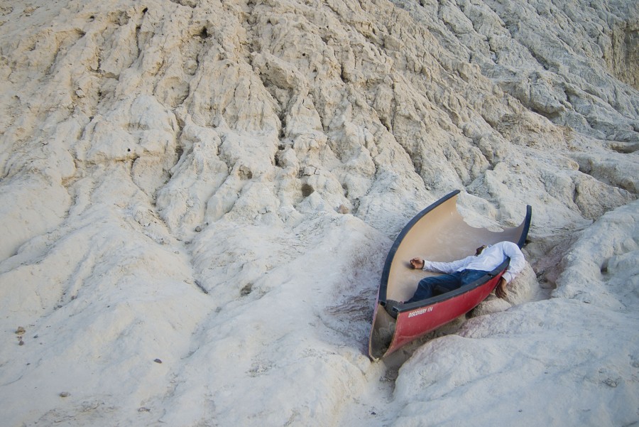 una persona, gente, hombre, concepto, playa, naufrago, naufragio, canoa, bote, cansancio, durmiendo, dormir, cansado, 