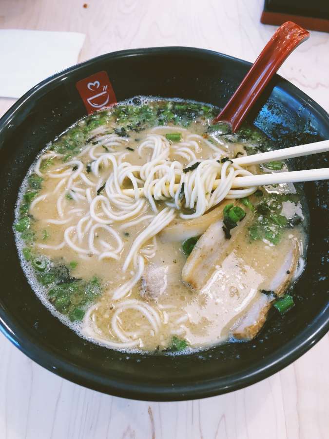 comida, sopa, cocina, asiático, japonés, ramen, comida, cocina, cabeza, cuenco, almuerzo, delicioso, chino, tradicional, fondo, plato, Japón, cena, Asia, caliente, saludable, gastrónomo, huevo, carne, palillos, cerdo, tallarines, cebolla, sabroso, fresco, soja, blanco, miso, vegetales, caldo, udon, salsa, comiendo, restaurante, hervido, comer, vegetales, menú, cultura, aislado, verde, palillo, pollo, ingrediente, picante