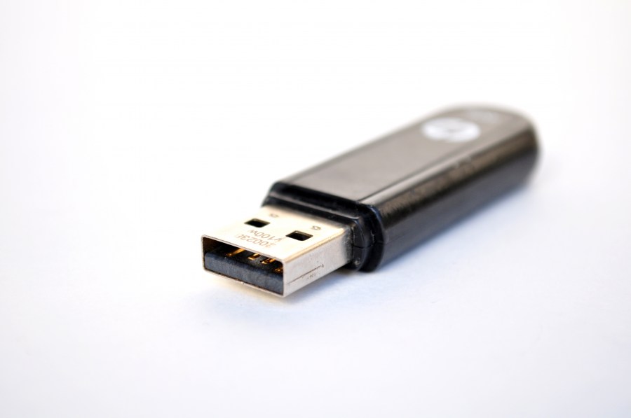 Fondo Blanco,Foto de Estudio,Cut Out,Un objeto, Pendrive, USB, Dispositivo, Tecnologia, Alacenamiento Externo,