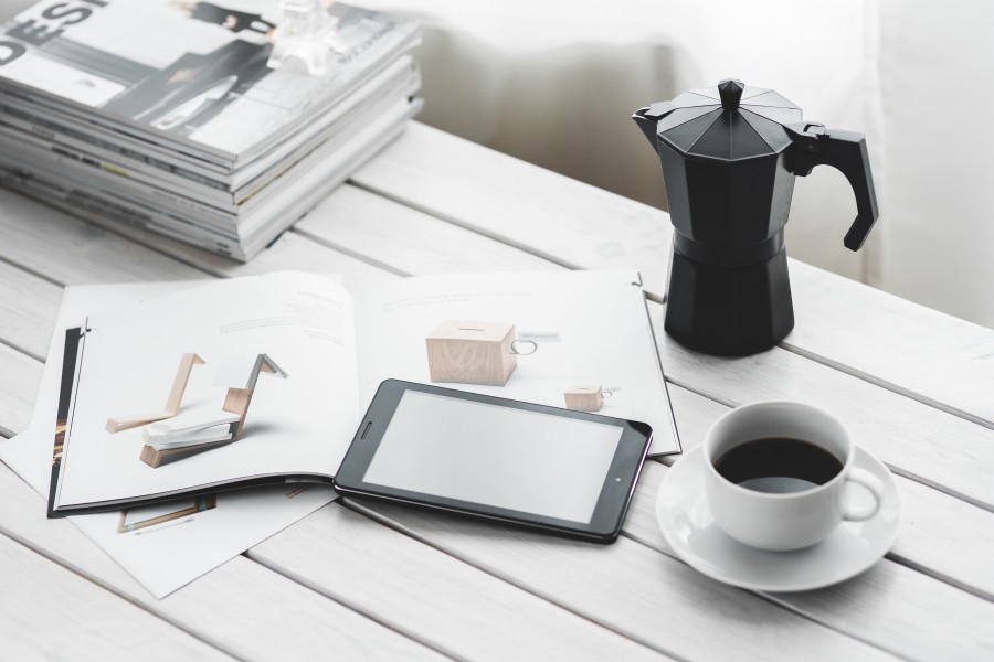 tecnología, digitales, comprimido, tableta digital, equipo, dispositivo, negro, blanco, escritorio, café, copa, revista, revistas, trabajo, espacio de trabajo ,relax, momento de ocio
