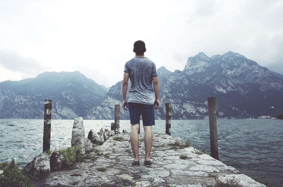 una persona, gente, hombre, mirando, lago, horizonte, paisaje, joven, adulto, vacaciones, viajar, viaje, 