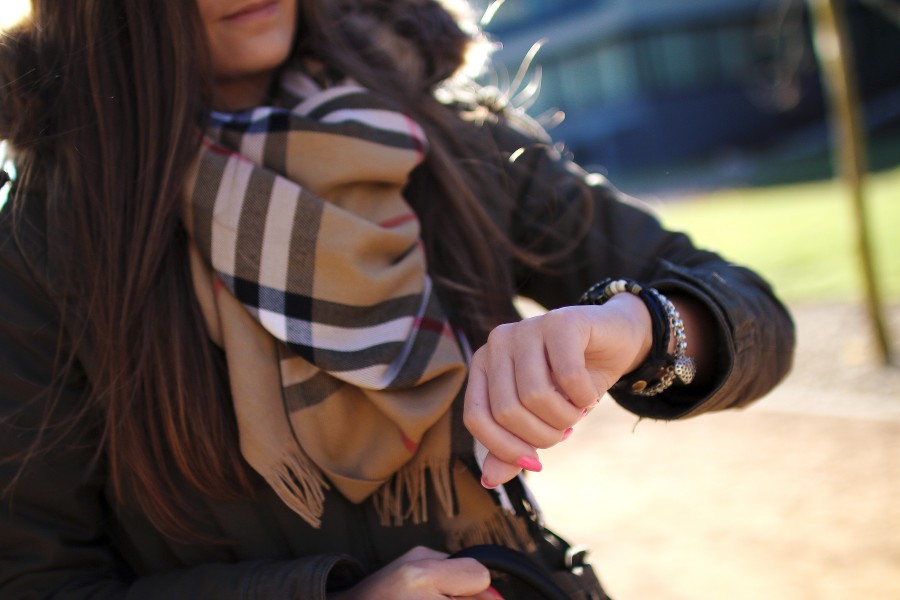 una persona, gente, mujer, puntualidad, puntual, reloj, retraso, retrasado, tiempo, accesorio, 