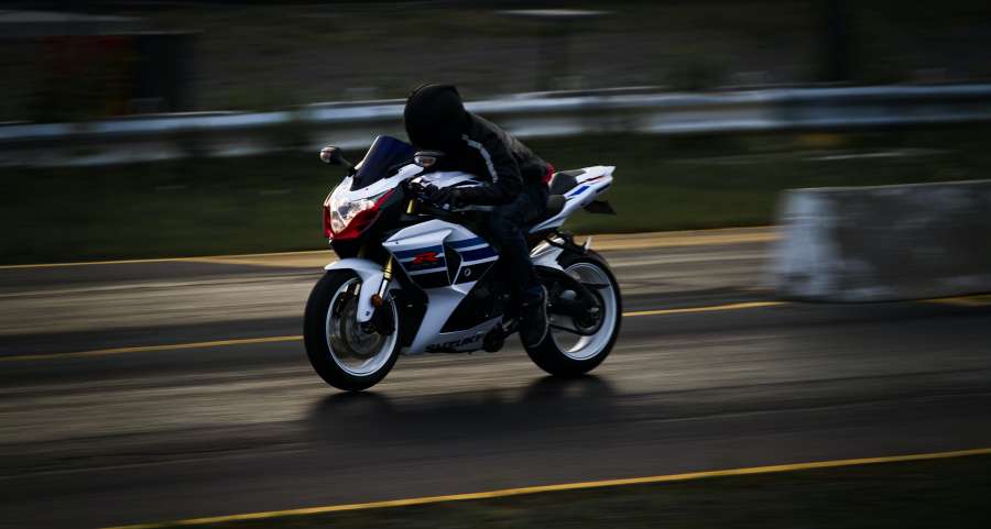 carretera, transporte, Ciclista, deporte, hombre, viajar, moto, velocidad, gente, motociclista, transporte, motocicleta, motor, manejar, movimiento, jinete, vehículo, libertad, carrera, al aire libre, viaje, bicicleta, paseo, aventuras, estilo de vida, ver, poder, chaqueta, rueda, divertido, puesta de sol, ligero, asfalto, sol, calle, campo, verde, azul, ocio, la seguridad, fondo, descanso, excursión, Cloudscape, conducción, Copyspace, Espacio de la copia, Motocicletas
