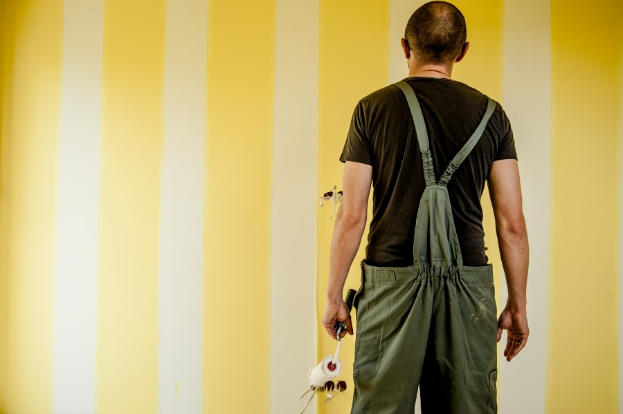 hombre, adulto, pintor, pintura, pintar, interior, amarillo, rodillo, actividad, decoracion, pensar, duda, dudoso, paredes, 