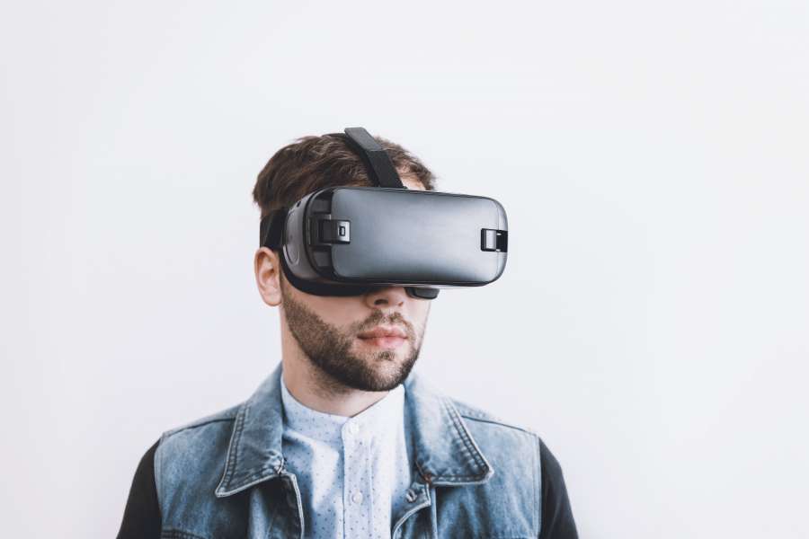 hombre, masculino, tecnología, futurista, utilizando, realidad, dispositivo, Vr, 3d, auricular, virtual, joven, equipo, gafas, adulto, gafas, gesticulando, profesión, entretenimiento, profesional, ocupación, casual, carrera, apuntando, negocio, digital, corporativo, estilo de vida, día, lugar de trabajo, adentro, ropa, juego, innovación, sentado, inteligente, realidad virtual, contemporáneo, inmersivo, juego de azar, uno, artilugio, de buen tono, elegante, ocio, oficina, longitud, vistiendo, azul , enfocado, gente, alta tecnología, casa, vídeo, chico, ciberespacio, moderno, persona, Gafas, oficina, confiado, Interactuando, 40s, tecnología inalámbrica, jugar, 40-44 años, adulto maduro, disfrute, experiencia, Computadora portátil , etnia caucásica, hombres maduros, persona de negocios, reloj de pulsera, recortar, simulador de realidad virtual, visual, aunque, hombres, controlar, caballero, noche, ciber, ligero, bien vestido, japonés, chino, rojo, usable, noche, mira, Joystick, remoto, único, jugador, cartón, mano, tres, informática, interior, studio, trimestre, sonriente, lmobile, wi reless, divertido, mitad, jugando, interior, habitación, visión, ciencia, gesto, simulación, expresión, piso, gris, asombrado, años 20, cabello negro, pared, futuro, chico, en contra, tecnología, videojuego, interactivo, disfrutando, inclinado, guapo, mirando, negocio creativo