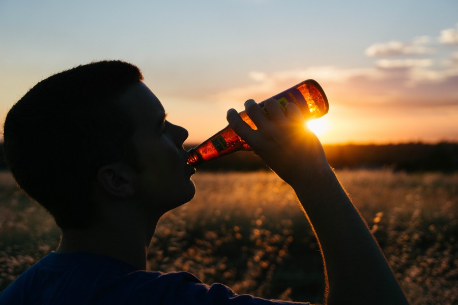 una persona, gente, hombre, tomando, bebida, bebiendo, atardecer, aire libre, exterior, silueta, relax, placer, frio, refresco, botella, 