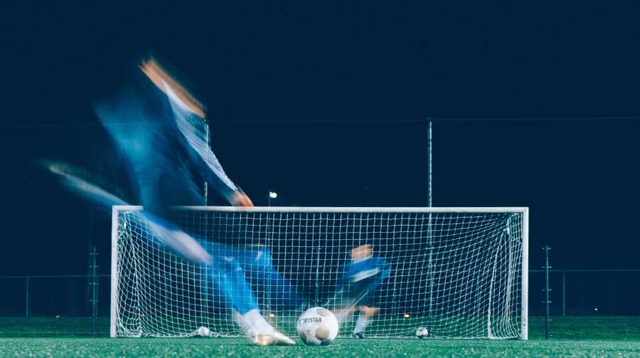 futbol,deportes,noche,movimiento,arco,porteria,penal,patear,dos personas,arquero,jugador,deportista,