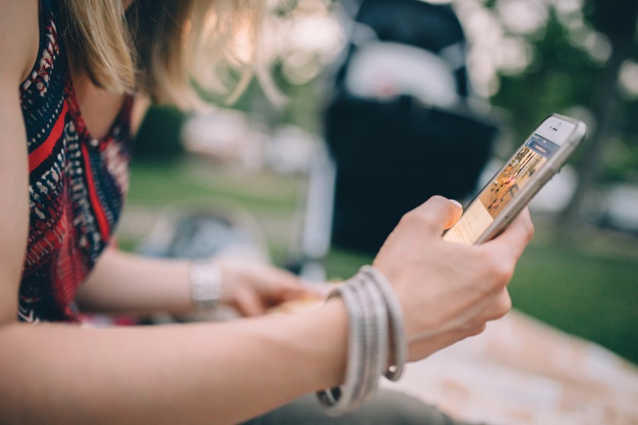 una persona, gente, mujer, joven, telefono, celular, smartphone, estilo de vida, exterior, joven, 20 años, rubia, social media, facebook, app, 
