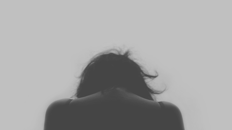 una persona, gente, mujer, blanco y negro, joven, espalda, tristeza, melancolia, concepto, triste, 
