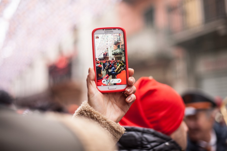 telefono, celular, una persona, fotografia, tecnologia, ciudad, festejo, exterior, dia, rojo, turismo, turista, viajar, viaje, vacaciones, 