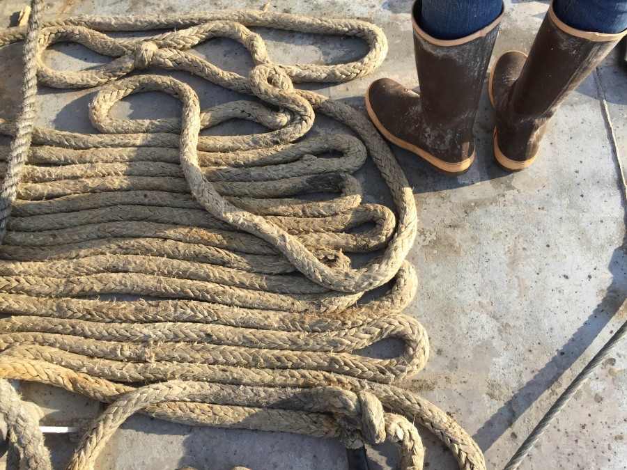 una persona, gente, hombre, bota, botas, marinero, soga, cuerda, puerto, trabajo, 