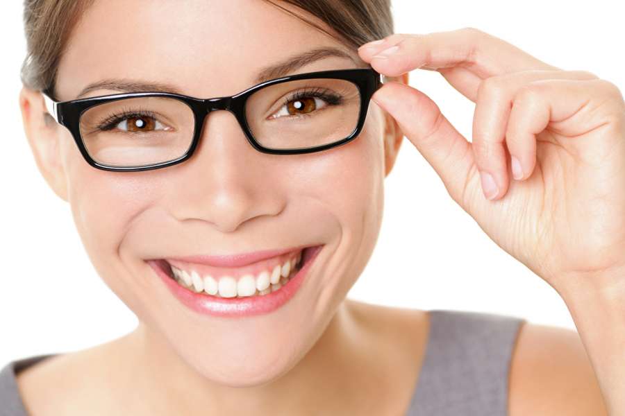 feliz, retrato, gafas, mujer, hermosa, adulto, hembra, niña, joven, fondo, gente, bonita, belleza, atractivo, persona, sonreír, modelo, mirando, blanco, cámara, alegre, cara, cabello, sonriente, dama, estudio, negocios, confiado, lindo, casual, aislado, negro, moda, uno, mujer de negocios, lentes, morena, felicidad, tenencia, interior, caucásico, posando, mujeres, maquillaje, 20s, solo, mirando a la cámara, disparo, diversión, Fondo blanco,
