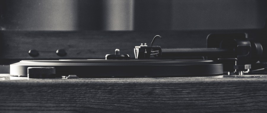 fonola, musica, disco, toca disco, toca, discos, aguja, vinilo, pasta, bandeja, vintage, antiguo, blanco y negro, 