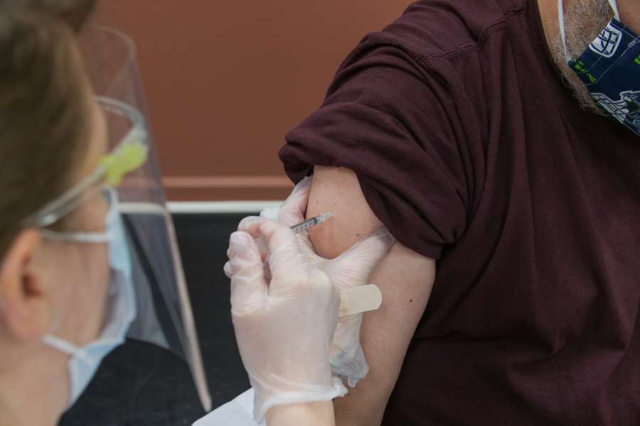 coronavirus, doctor, médico, vacuna, covid-19, paciente, prevención, enfermedad, gripe, medicina, enfermera, protección, inmunización, inyección, vacunación, enfermedad, hospital, gripe, brazo, clínica, pandemia, mujer, adulto, campaña, yeso, covid, virus, vacunado, vendaje adhesivo, salud, cuidado de la salud, joven, recibir, corona, dama, hembra, mascarilla, concepto, estudio, fondo, azul, covid 19, epidemia, embarazada, disparo, embarazo, hombro, mano , inyectando, diverso