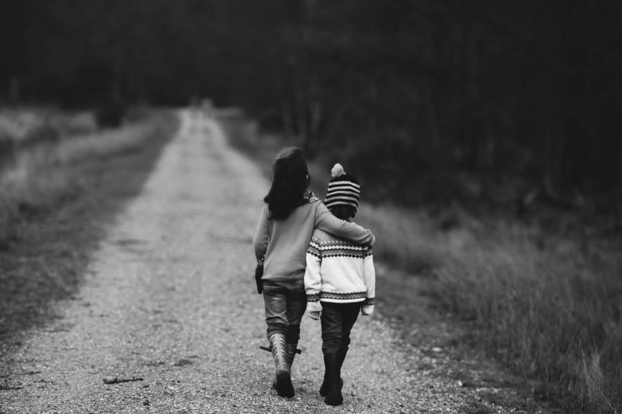 niños, caminar, por carretera, distante, apoyo, camino, carretera, amigos, amistad, niño, familia, familia caminando, juntos, la infancia, el amor, amor de jóvenes