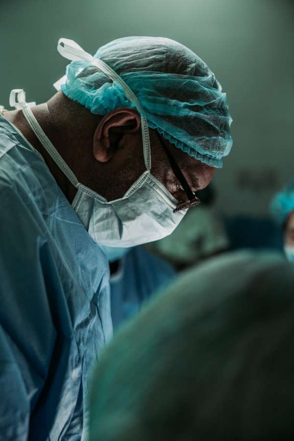 medico, cirugía, doctor, hospital, cirujano, operación, clínica, medicina, paciente, habitación, quirúrgico, enfermera, máscara, profesional, salud, cuidado, asistente, equipo, operación, especialista, emergencia, macho, procedimiento, equipo, mujer, pericia, concentración, joven, gente, trabajo en equipo, negro, trato, caucásico, ocupación, hombre, trabajando, profesión, protector, estéril, grupo, persona, adulto, cuidado de la salud, teatro, proteccion, matorrales, veterinario, retrato, moderno, mujer
