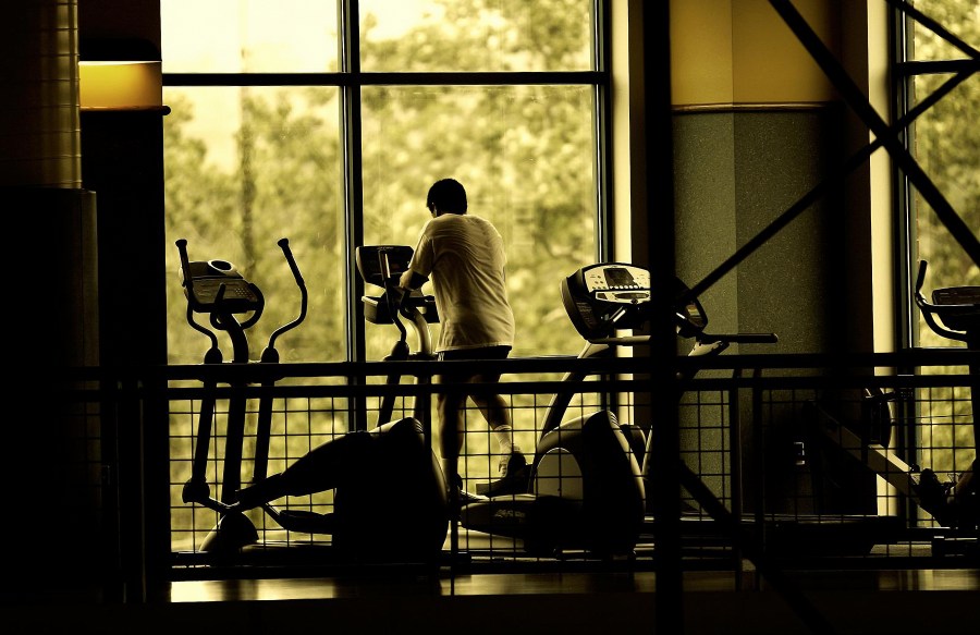 Una persona, hombre, entrenar, entrenando, dieta, gym, gimnasio, correr, corriendo, cinta, vista de frente, interior, salud, deporte