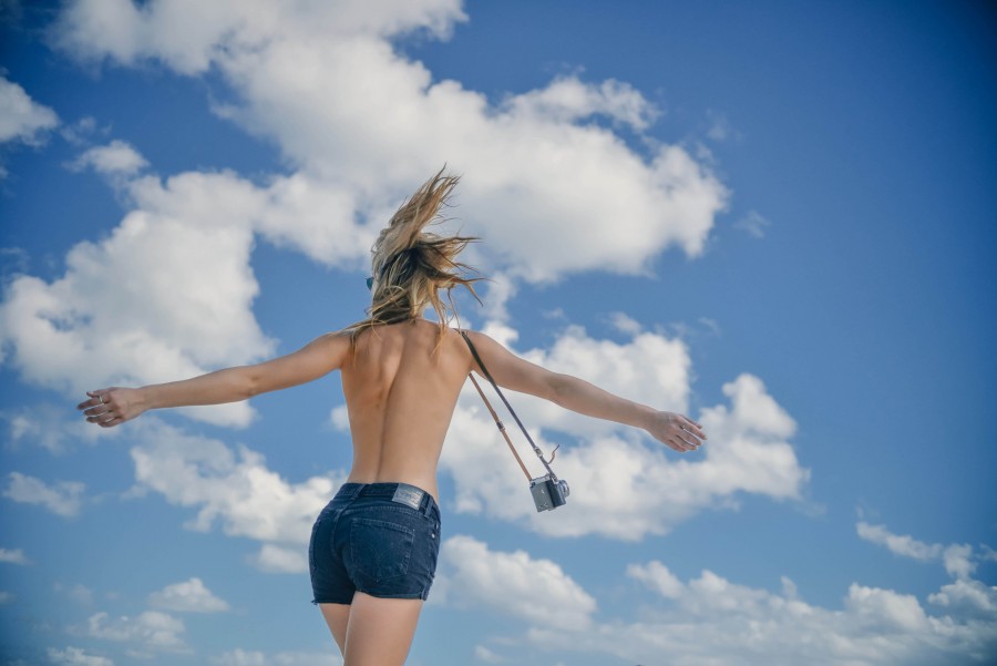35 mm, playa, hermoso, cámara, cielo, verano, mujer, impresionante, bikini, rubio, azul, nubes, emocional, libertad, diversión, desnudo, retro, giro, sol, topless,